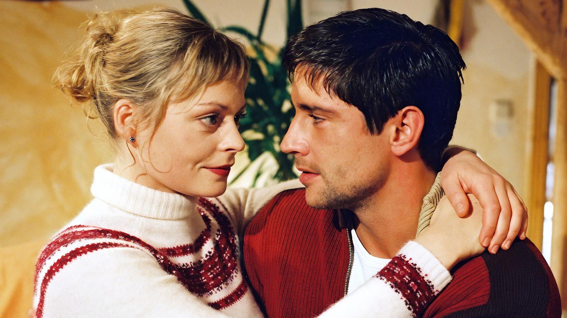 Eine Frau und ein Mann umarmen sich.