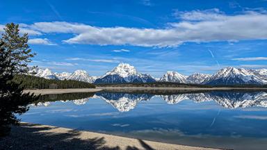 Ein See vor einem Bergpanorama