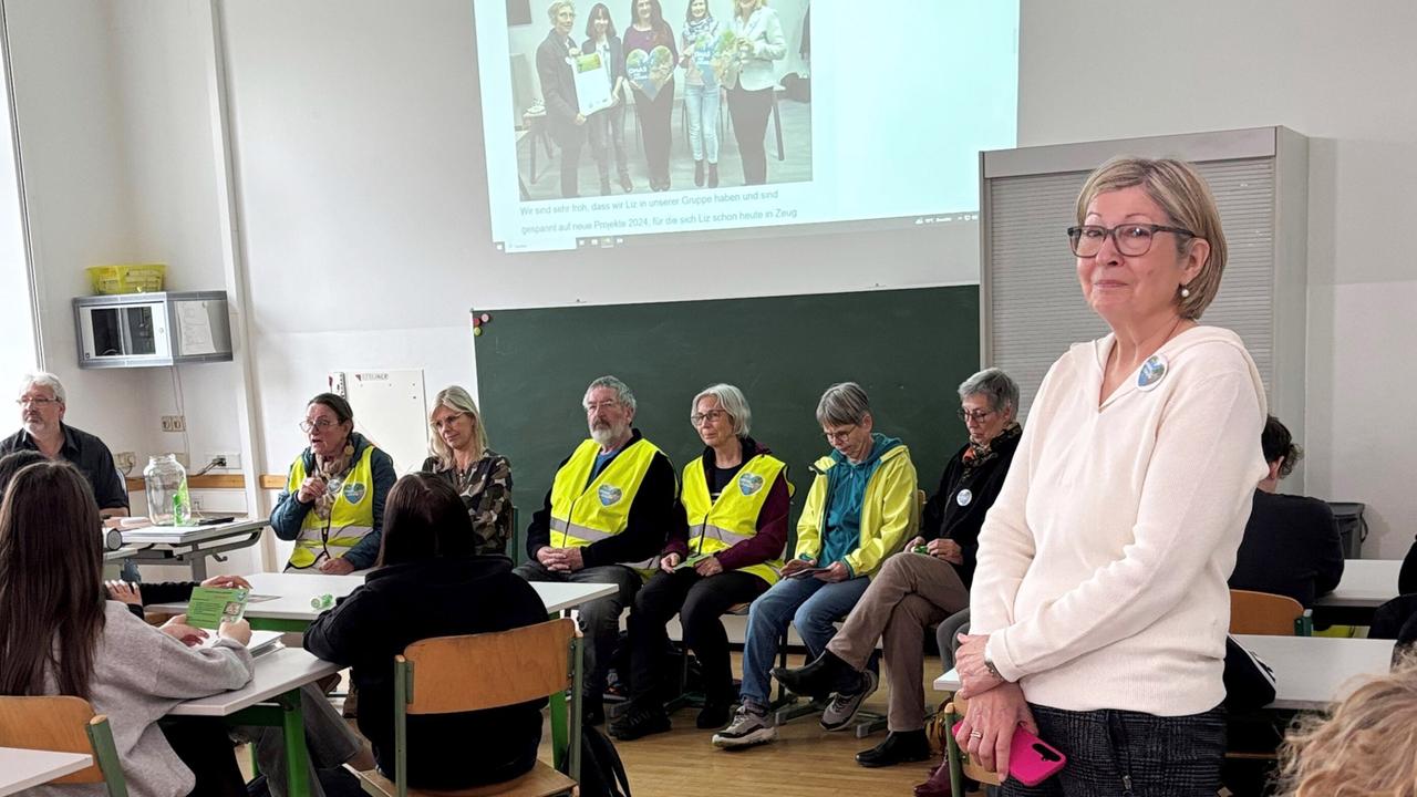 Hildegard Schweder von „Omas for Future“ in der Schule Polytechnikum Leipzig 