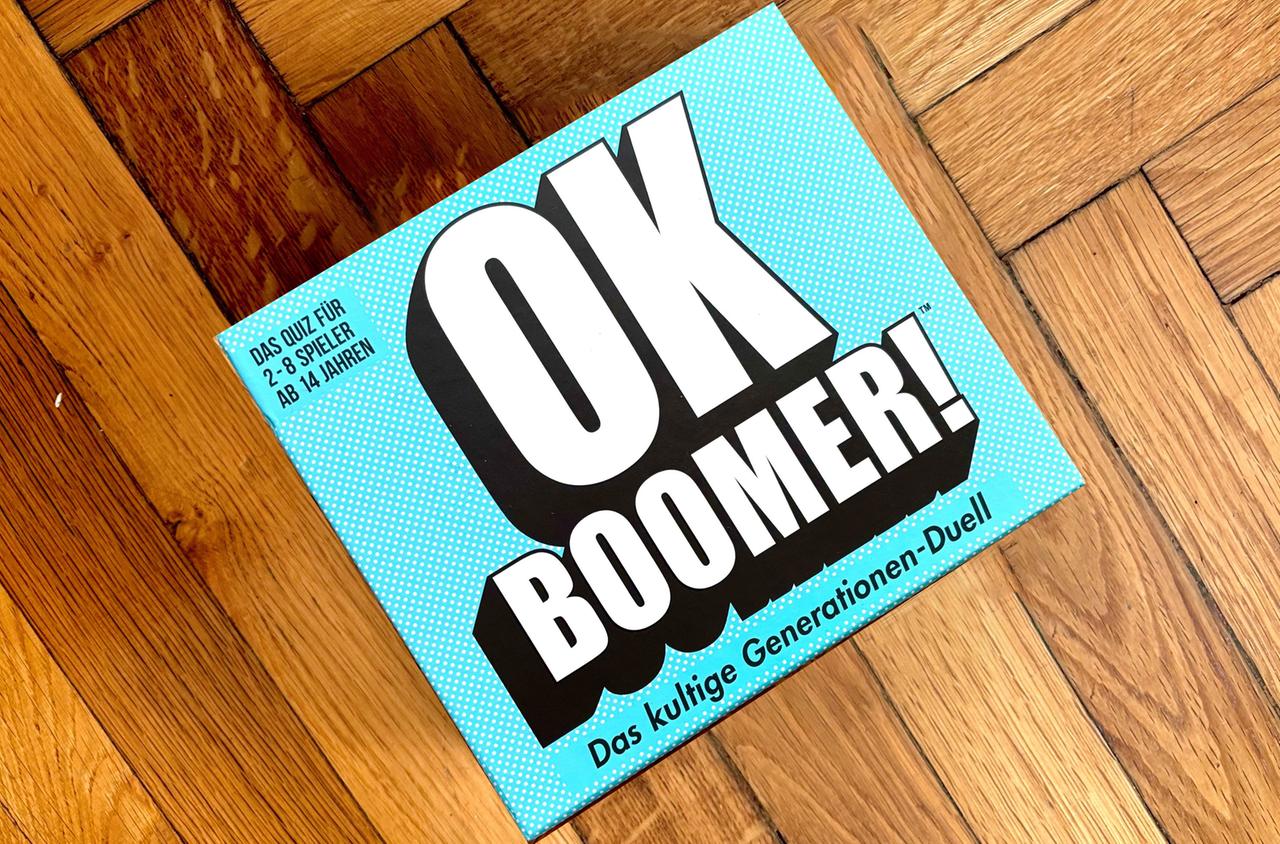 Eine türkise Verpackung mit weisser Schrift auf einem hellen Holzboden