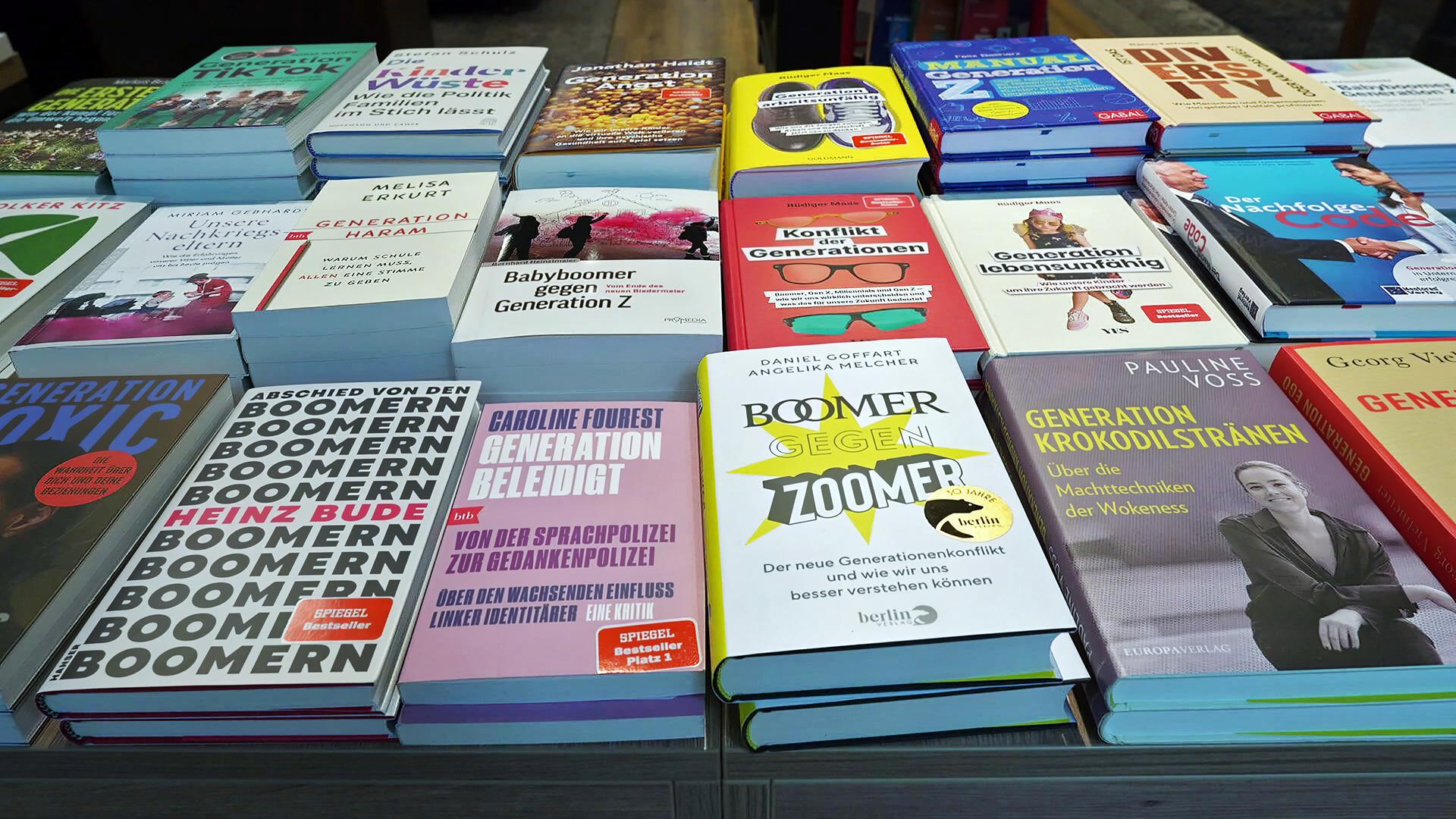 Bücher in drei Reihen übereinander auf einem Tisch liegend