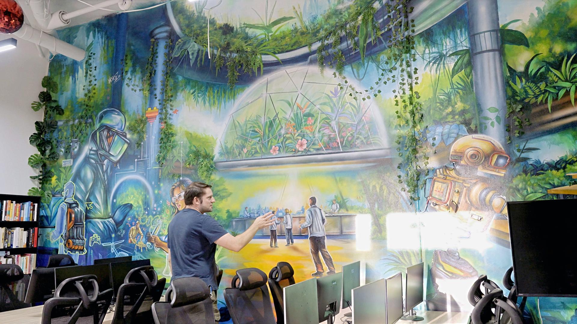 Reporter Lukas Wiehler vom Y-Kollektiv betrachtet eine Werbeanzeige für die Privatstadt Próspera, die unter dem Motto „Where Innovation Meets Paradise“ um Bewohner wirbt.