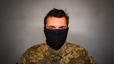 Ein vermummter Mann.