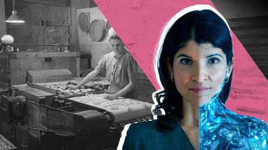 Y-History-Reporterin Julia im Vordergrund, halb als Mensch, halb als KI dargestellt. Im Hintergrund ein schwarz-weiß Bild von einer arbeitenden Frau früher