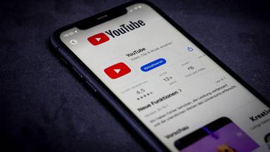Apple App Store mit Youtube-App auf einem iPhone. 