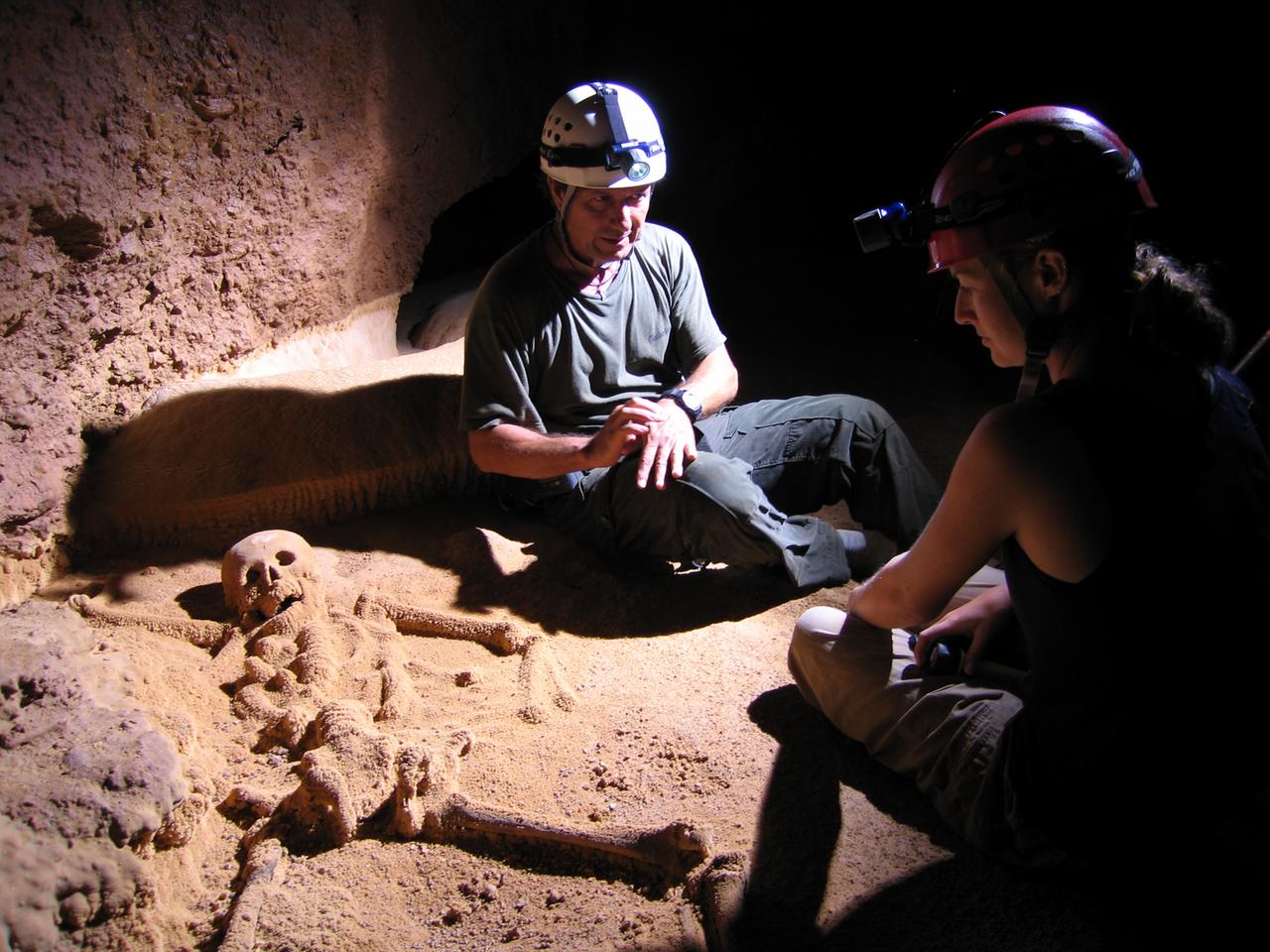 Die Archäologen Jaime Awe und Myka Schwanke in der Höhle Actun Tunichil Muknal vor dem Skelett der geopferten Maya-Prinzessin.