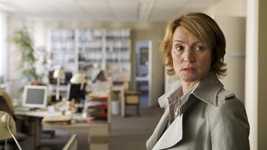 Hauptkommissarin Winkler (Kirsten Block) in Nahaufnahme. Sie steht in einem Büro.