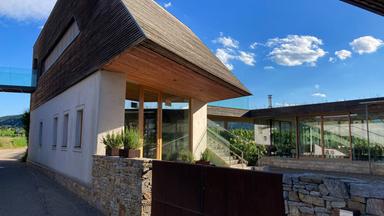 Eine Außenaufnahme eines modern gestalteten Hauses