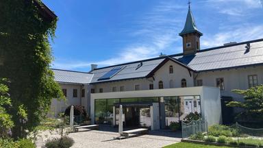 Ein Innenhof mit Turm vor strahlendblauem Himmel