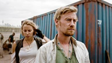 Nikolai (Eric Bouwer) und Elle (Maartje van de Wetering) bemühen sich um die Versorgung der Katastrophenopfer im Lager.