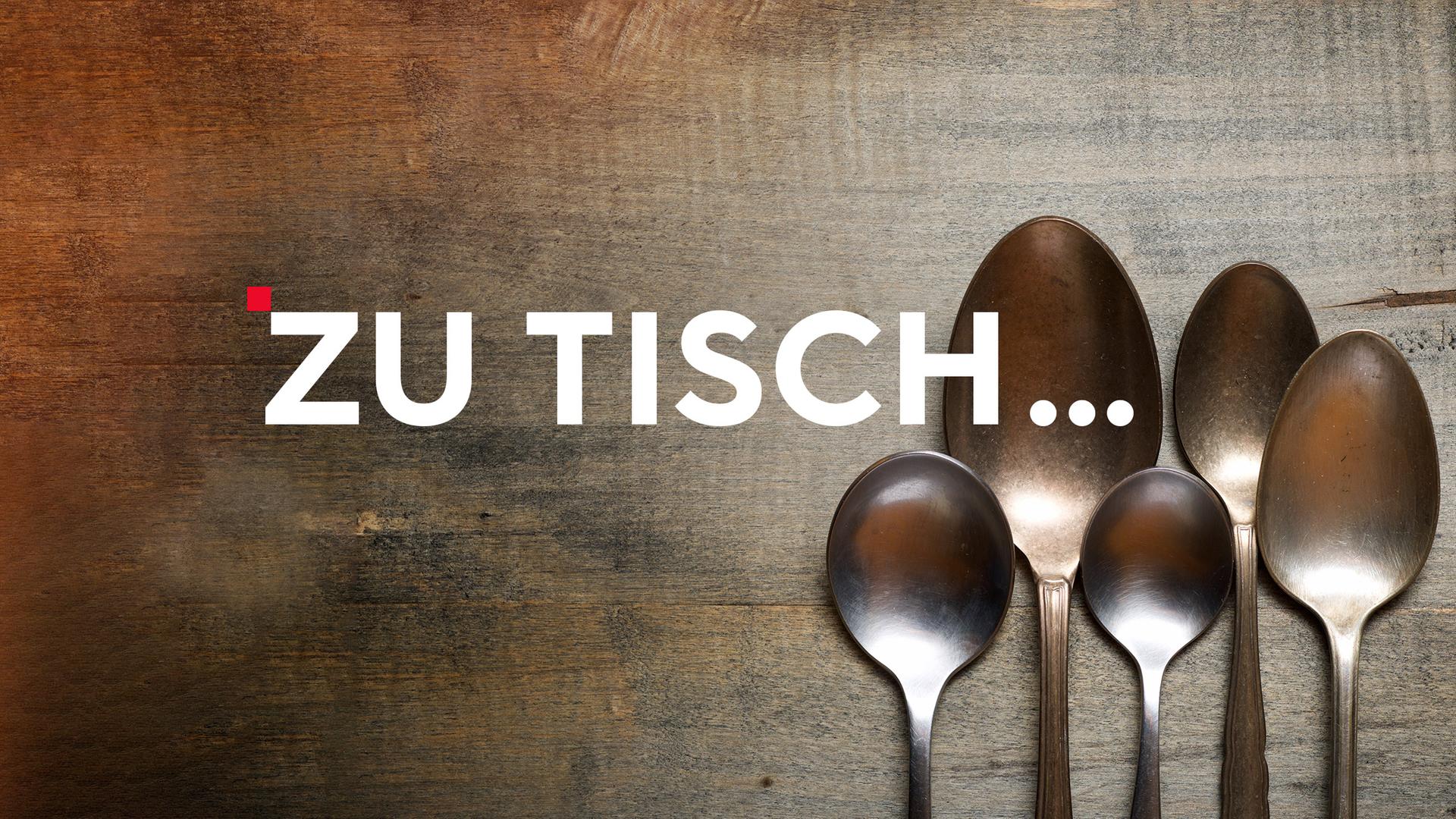 Sendetypical Zu Tisch ... die Schrift vor einem dunklen HIntergrund auf der rechten Seite 5 Esslöffel