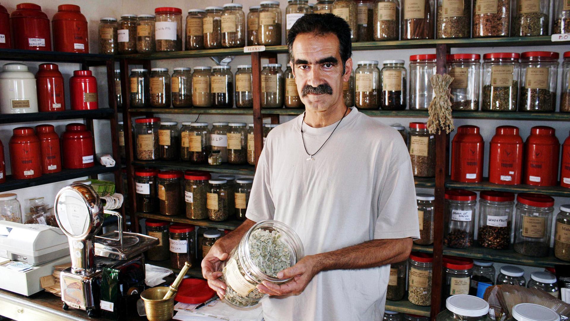"Zu Tisch auf ... Kreta": Der Kräuterspezialist Iannis Giannoytsos in seinem Gewürz- und Kräuterladen Botano im Dorf Kouses/Südkreta.