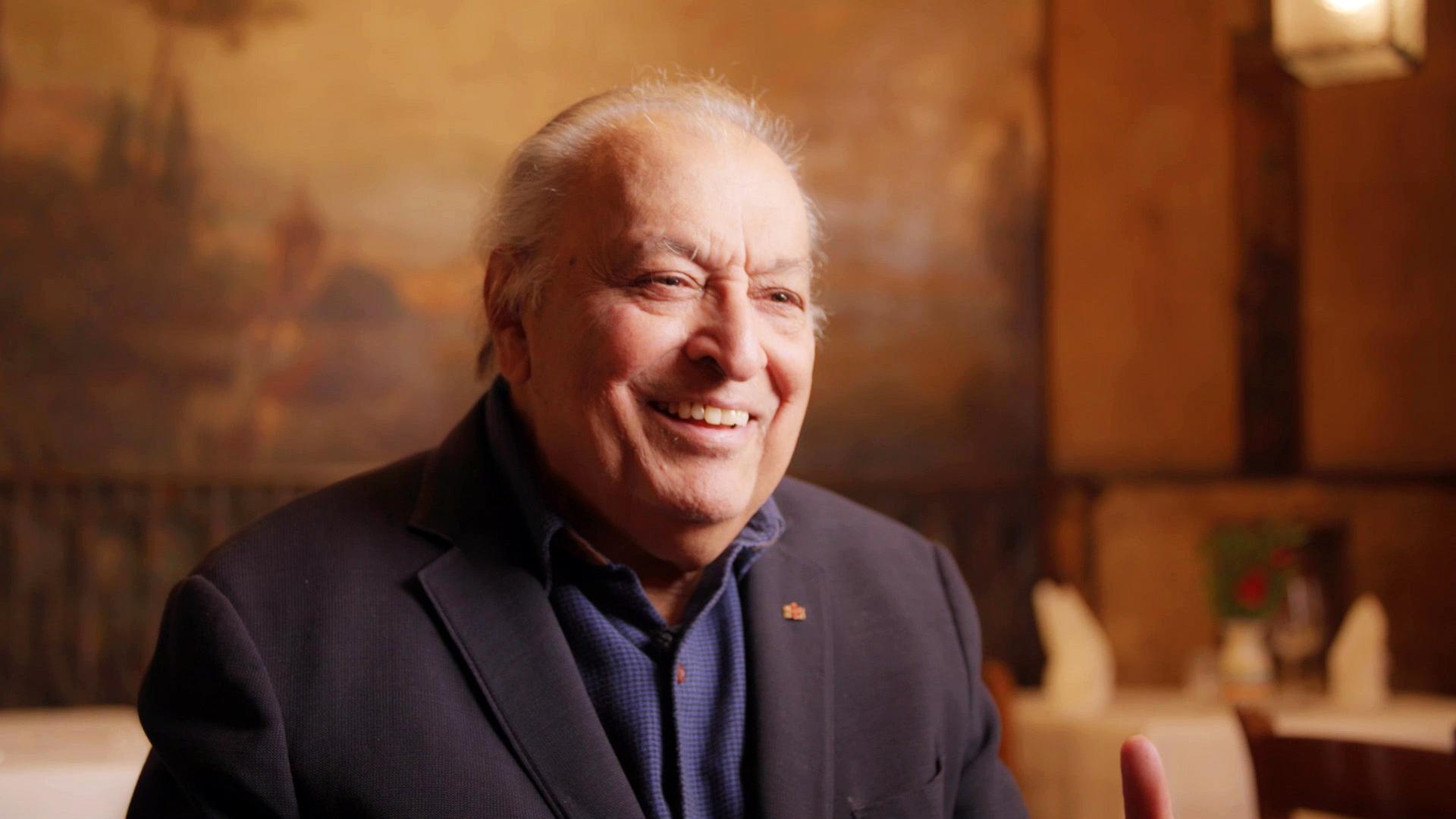 Zubin Mehta lacht in die Kamera