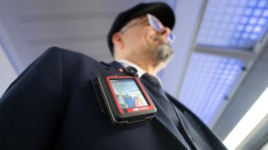 Ein Kundenbetreuer von DB Regio steht während des Deeskalationstrainings für Zugpersonal im Hauptbahnhof in Frankfurt am Main mit einer Bodycam.