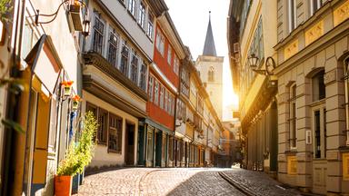 Eine Innenstadt mit alten restaurierten Häusern im Sonnenlicht