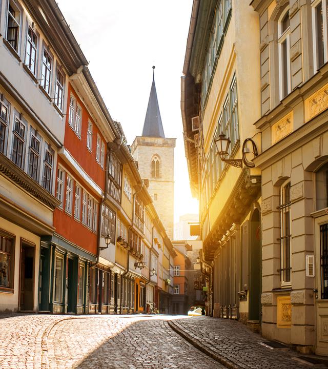 Eine Innenstadt mit alten restaurierten Häusern im Sonnenlicht