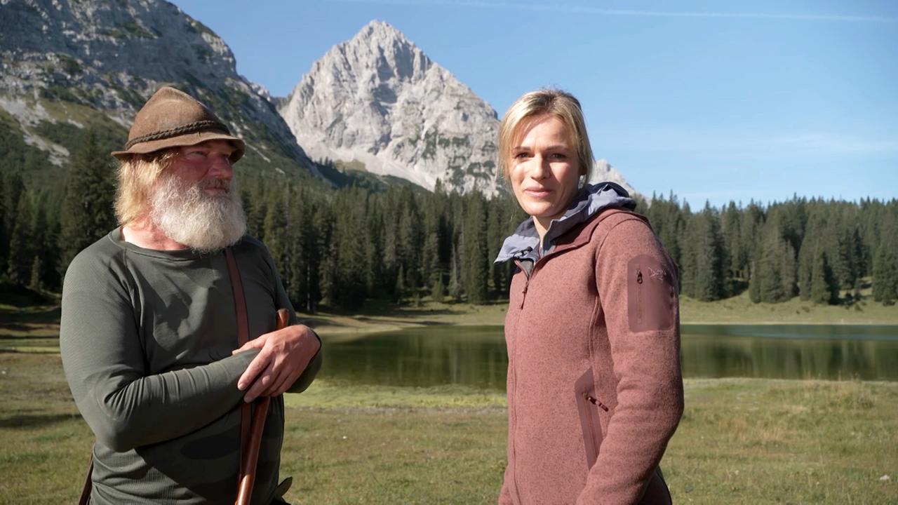 Hirte und junge Frau in der Natur.