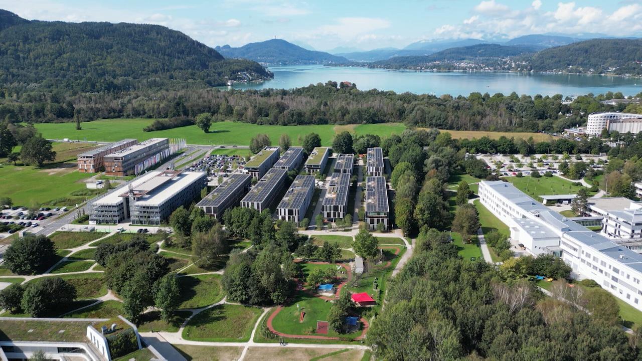 Außenansicht des Lakeside Park in Kärnten mit modernen Gebäuden und Grünflächen