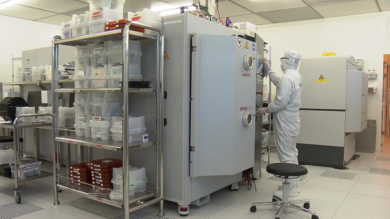 Innenaufnahme von Laborräumen im SAL Silicon Austria Labs mit technischen Geräten