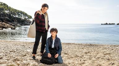 "Zwei auf der Flucht": Sarah (Jenifer Bartoli) und Léo (Félix Bossuet) befinden sich an einem Strand und blicken ernst nach vorne in Richtung Kamera.