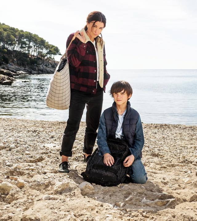 "Zwei auf der Flucht": Sarah (Jenifer Bartoli) und Léo (Félix Bossuet) befinden sich an einem Strand und blicken ernst nach vorne in Richtung Kamera.