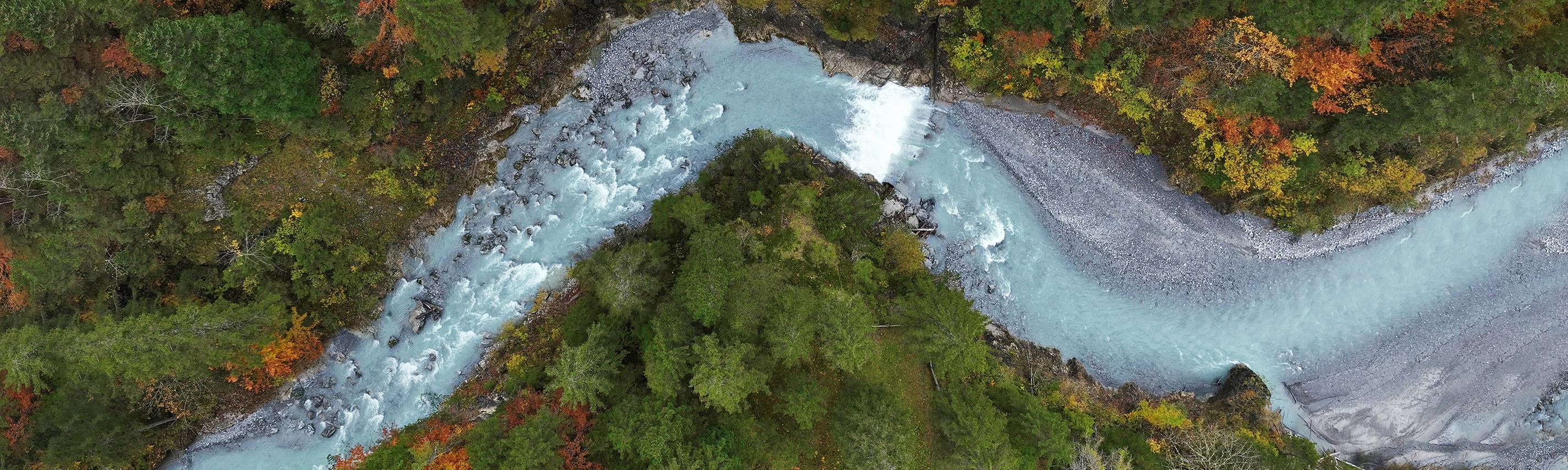 SB Hintergrund Zwischen Fels und Fluss