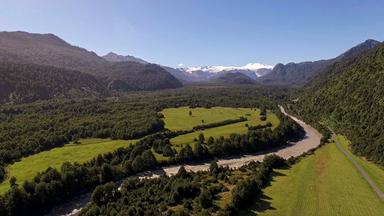 Grünes Tal, schneebedeckter Gipfel im Hintergrund