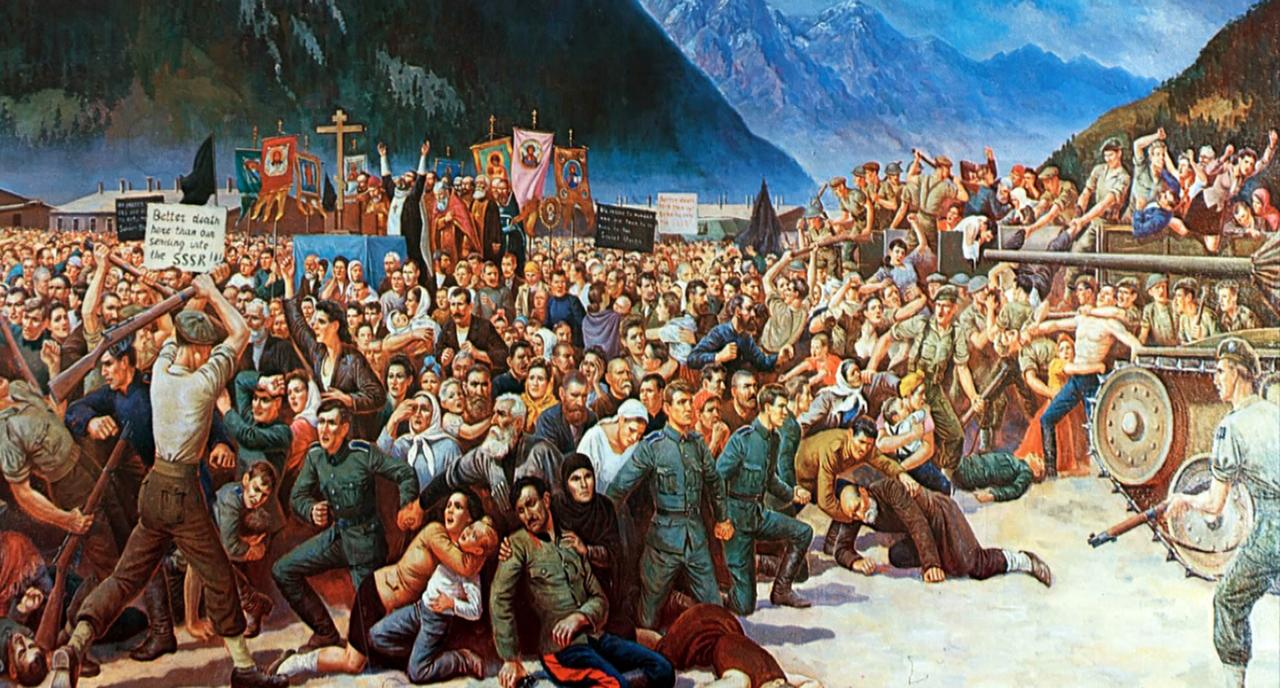 Das Bild zeigt eine historische Szene mit einem großen Menschengedränge, das sich in einer ländlichen Umgebung abspielt. Im Vordergrund sind mehrere Menschen mit aufgeregten Gesichtern zu sehen, einige scheinen zu kämpfen oder zu streiten. Eine Person hält ein Schild, auf dem steht: "Better death than our standing like the SSSR!!!".   In der Menge sind viele unterschiedliche Personen zu erkennen, darunter sowohl Männer als auch Frauen, einige in historischen Kleidern. Auf der linken Seite ist ein Soldat mit einem Gewehr abgebildet, während auf der rechten Seite eine Gruppe von Menschen geschildert wird, die an einem großen Geschütz arbeitet oder es umringen.  Im Hintergrund sind Berglandschaften sichtbar, die mit grünen Wäldern und schneebedeckten Gipfeln ergänzt werden. Es gibt auch Fahnen und Banner, die hohe religiöse sowie nationale symbolische Bedeutung haben. Die allgemeine Stimmung des Bildes wirkt angespannt und chaotisch, was auf eine Konfliktsituation hinweist.   Das Kunstwerk ist wahrscheinlich ein historisches Gemälde, das eine Szene aus der Zeit des russischen Bürgerkriegs darstellt und ist mit dem Titel "Auslieferung von Kosigen in Lienz" versehen.